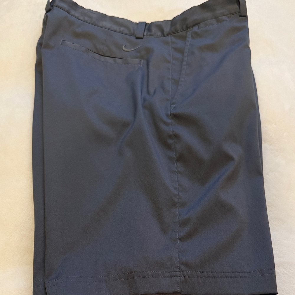 Men’s dark gray Nike golf shorts